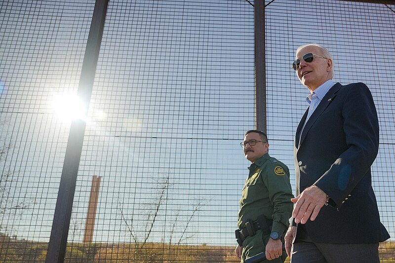 A administração Biden considera uma ação executiva na fronteira, poder outrora utilizado por Trump