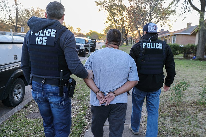 Pesquisa revela que metade dos americanos dizem apoiar deportações em massa de imigrantes indocumentados