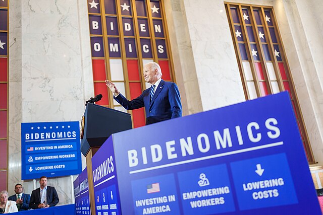 Grupo conservador gastará milhões para atacar as políticas econômicas de Biden no intuito de angariar os eleitores latinos