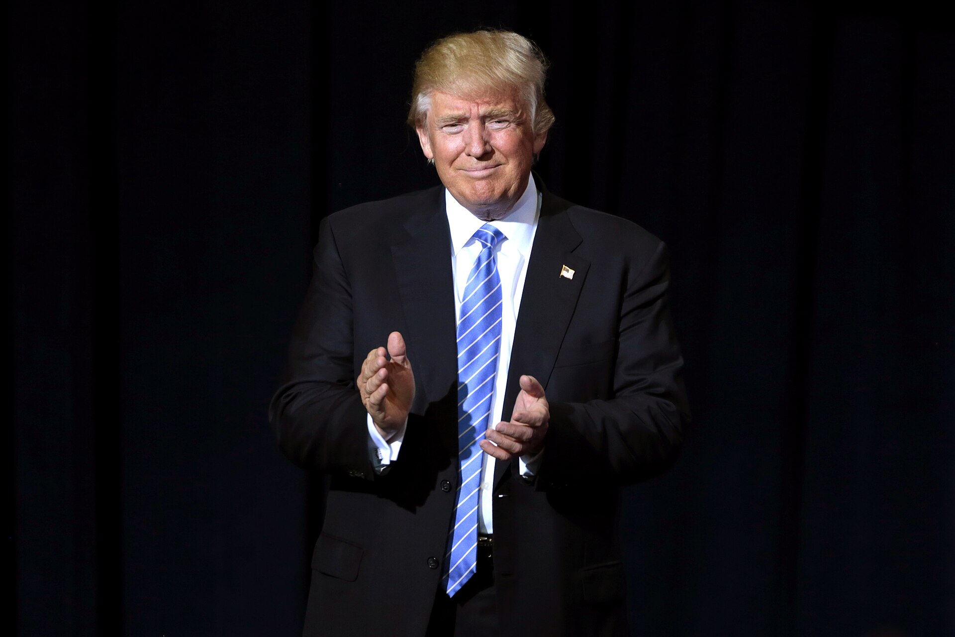 GOVERNO TRUMP DEMITE MAIS DE 100 JUÍZES E IMPACTA DIREITO MIGRATÓRIO NOS EUA